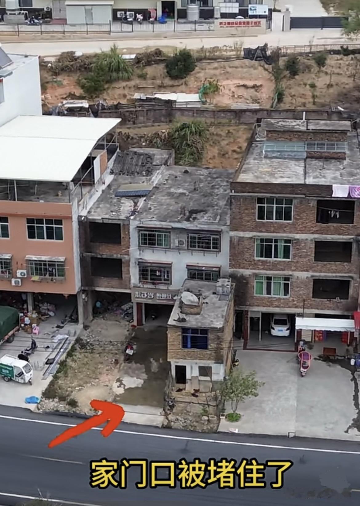 家门口被堵住了[捂脸哭][捂脸哭]出20万这户人家都不愿搬，这户人家十字开大口要