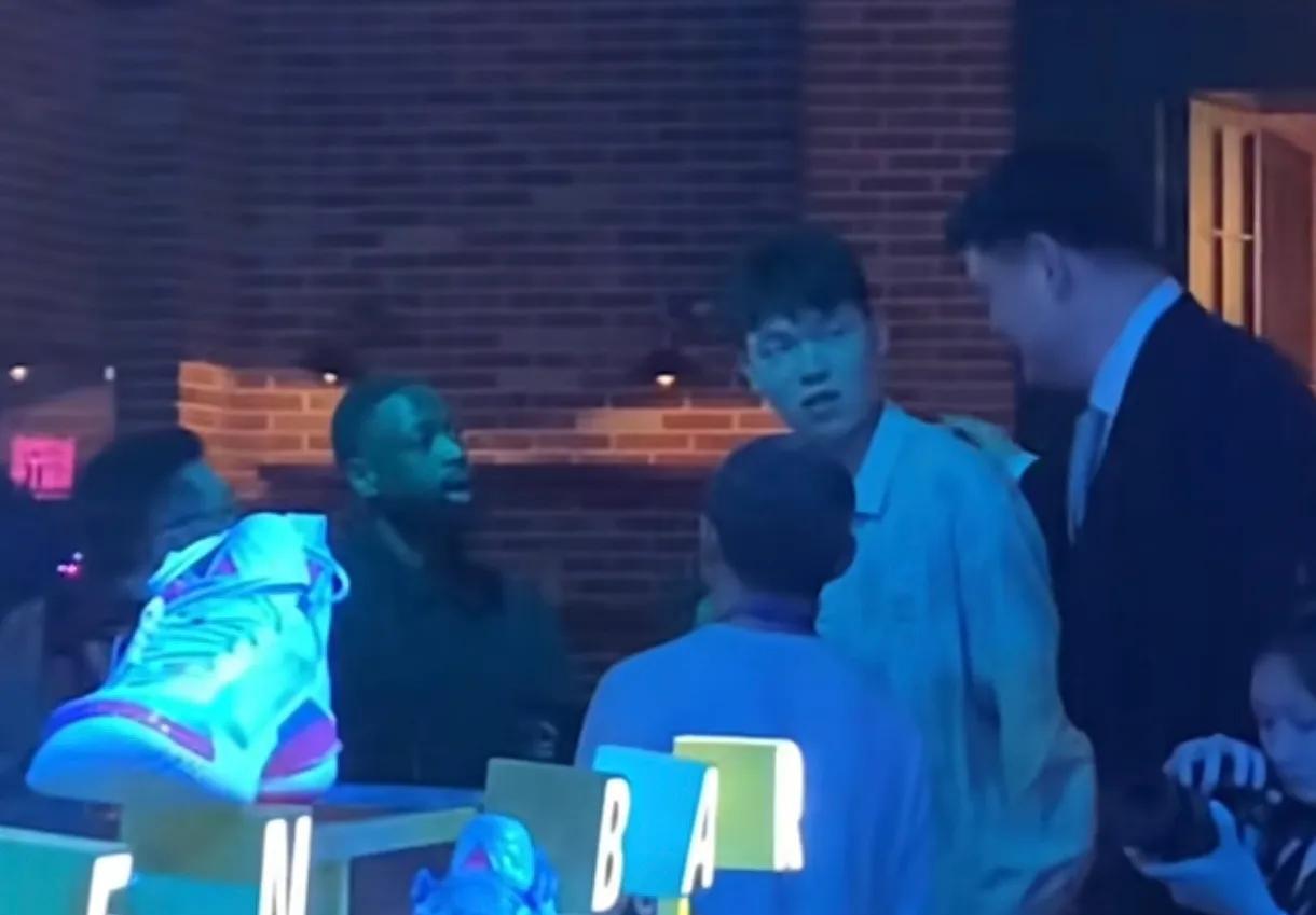一次重要场合，姚明带着杨翰森，向韦德走过来，给他介绍杨翰森，并拜了码头！韦德见