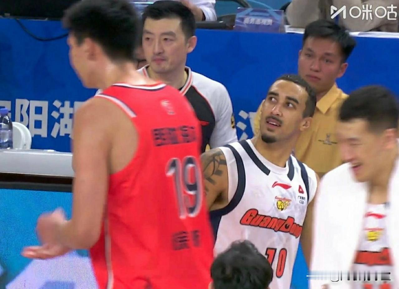 奎因看徐昕的表情太搞笑了，心想：他怎么那么高？可惜徐昕被广东交易到广州龙狮，要不