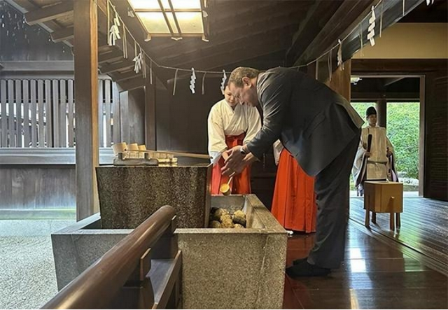 乌驻日大使“拜鬼”,不到24小时乌外长辞职,中方拒绝出口无人机