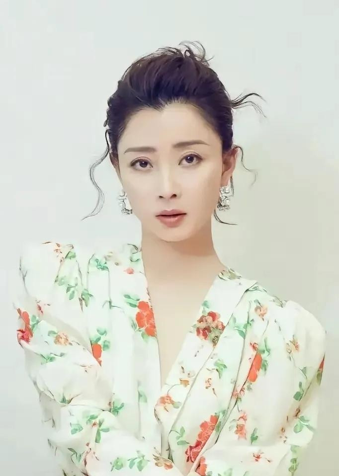 这三位风格截然不同的女神，殷桃、左小青、田曦薇，你更吃哪一款颜值？殷桃是《鸡毛飞上天》里坚韧的骆玉珠