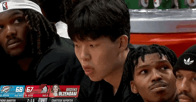 没打超2分钟，在替补席坐着休息半天的杨翰森就这样站着嘴，眼神空洞，傻子一样的表情