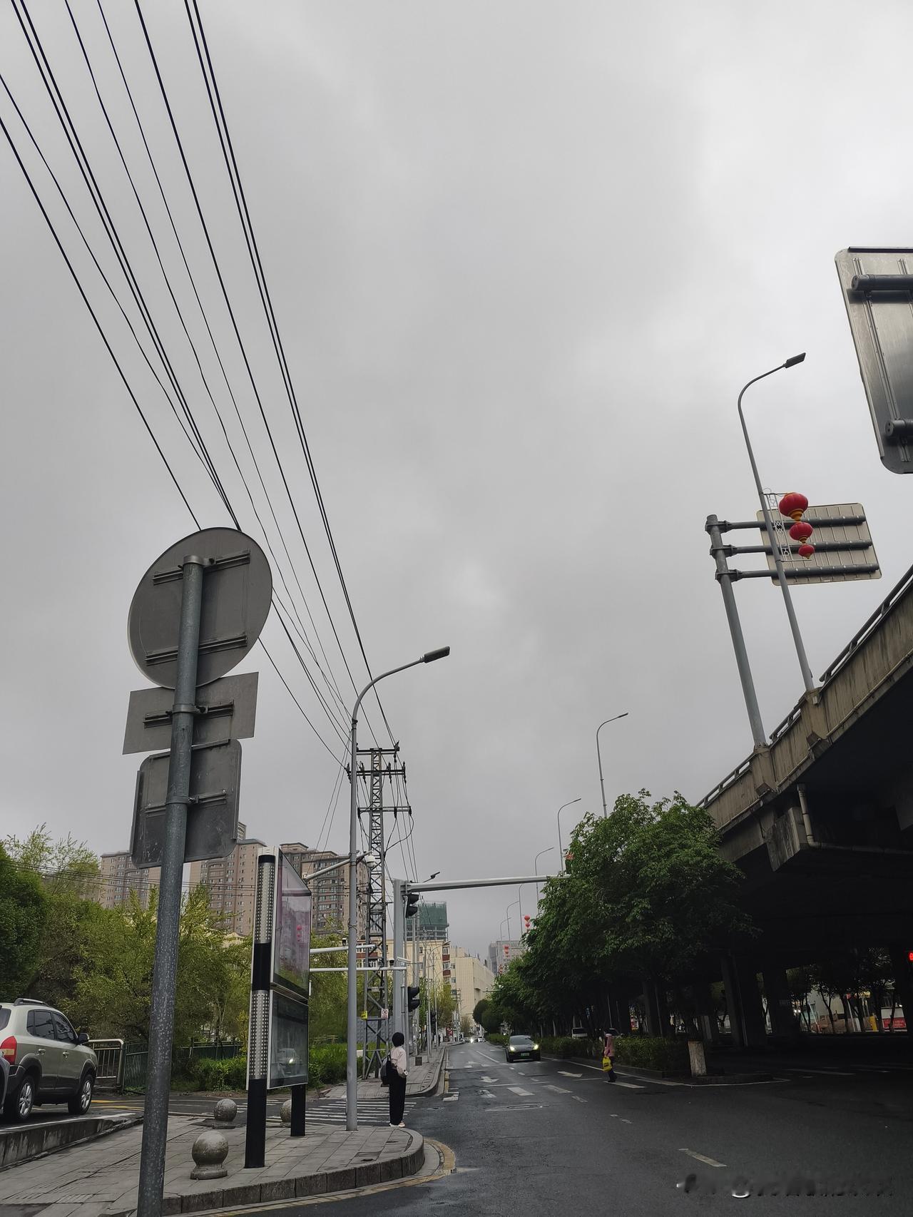 我之前的一个男同事是河南人。他在新疆混了差不多20年，既没有买房子，也没有稳定的