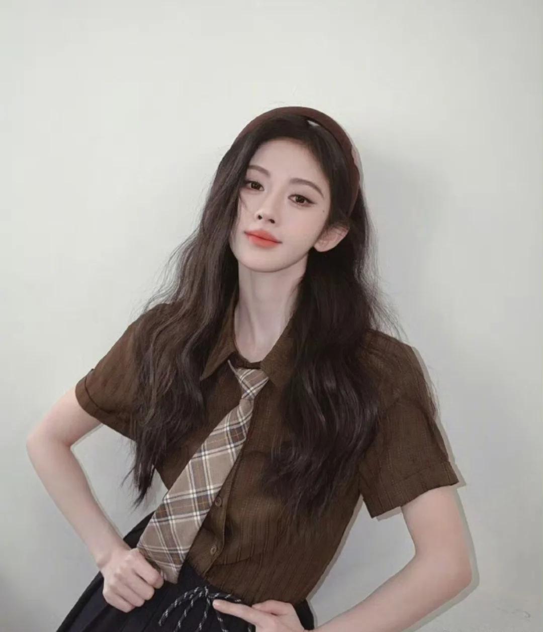 “四千年美女”也塌房了？火得最莫名其妙的鞠婧祎跟老东家掐起来了。公司曝出其涉嫌