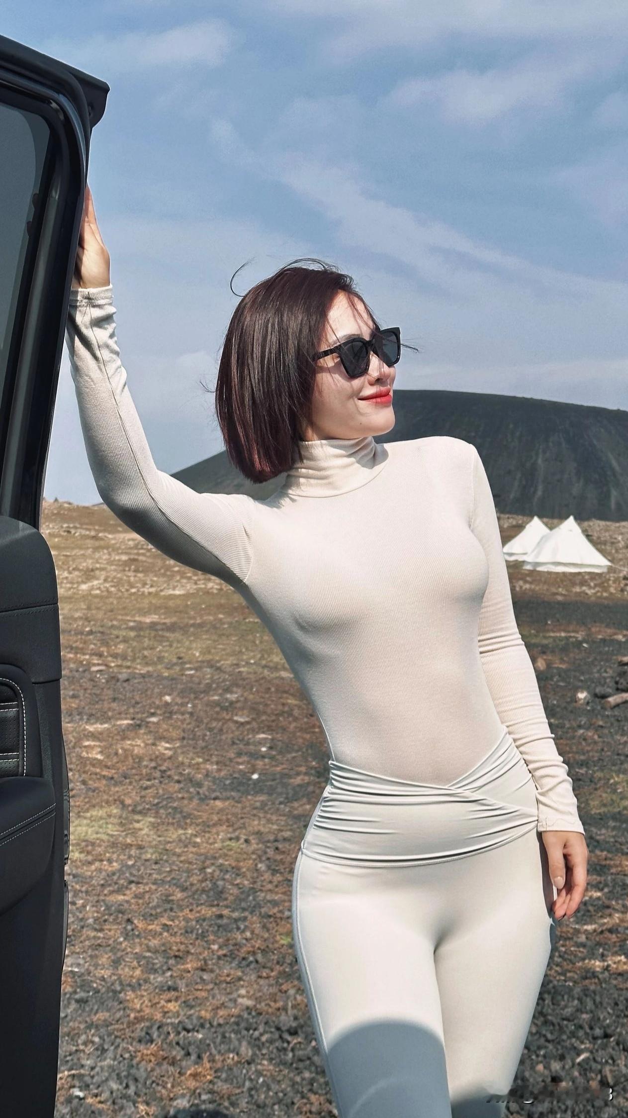 轻纱拂面，风姿绰约。