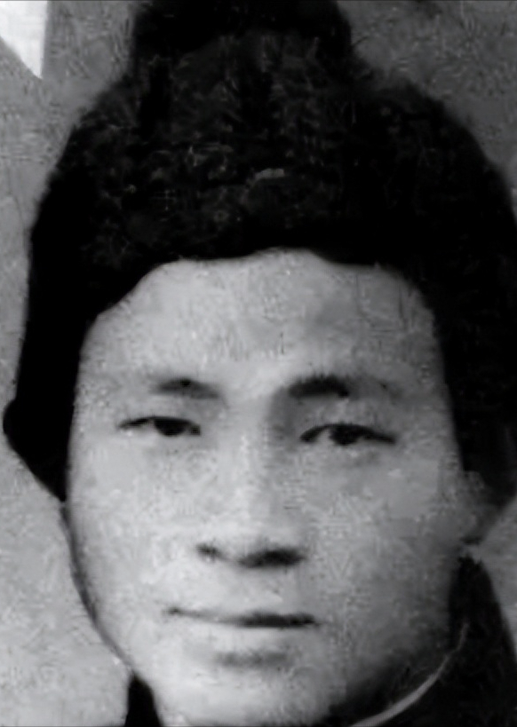 1941年，一名15岁的男孩在上厕所时，发现墙缝里似乎藏着什么东西，他用手把泥巴