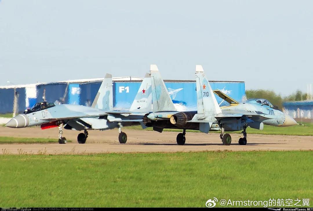 新老苏-35交错而过​​​
