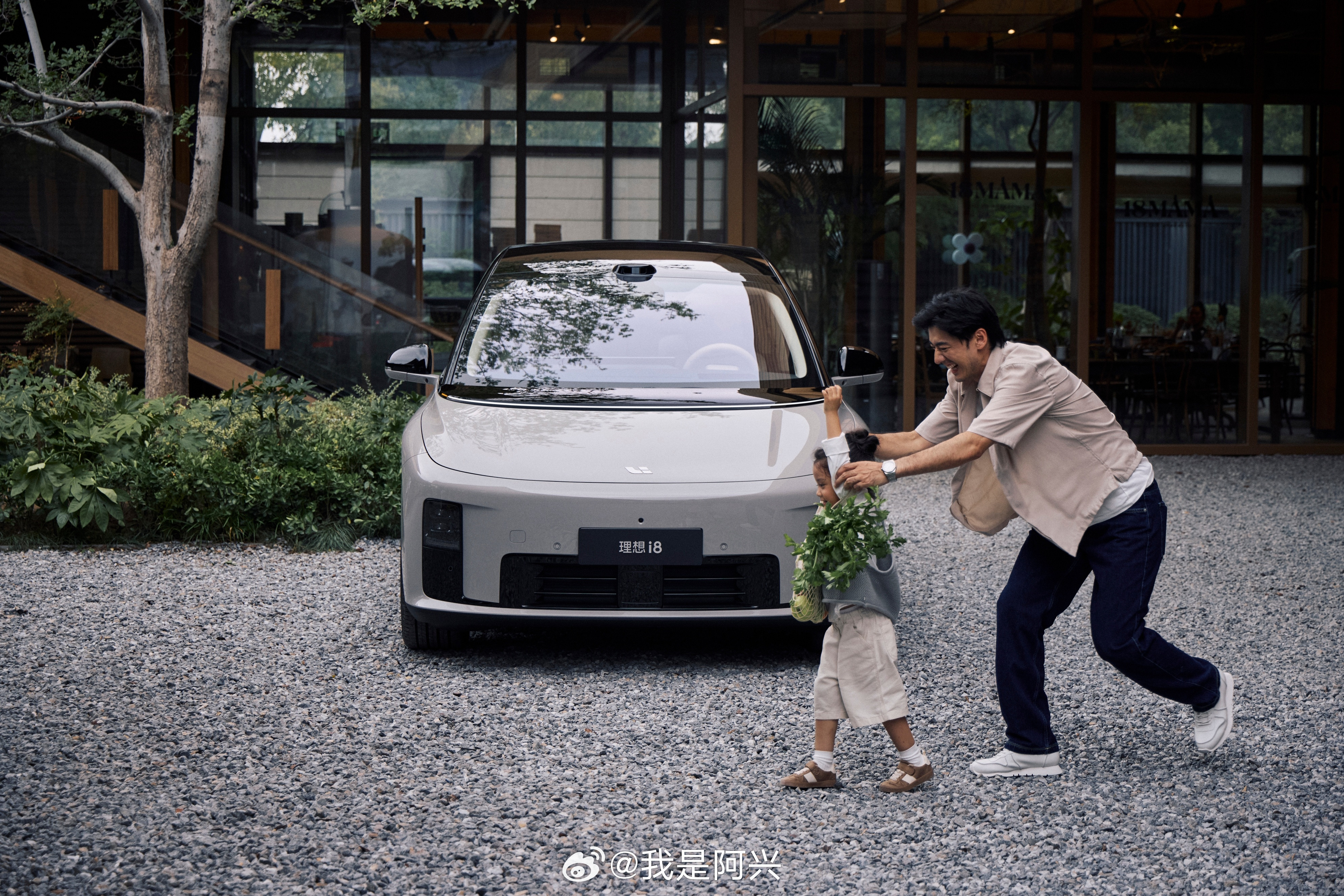 理想i8发布会日期官宣，将于7月29日正式发布。产品定位：理想i8定位家庭六座纯