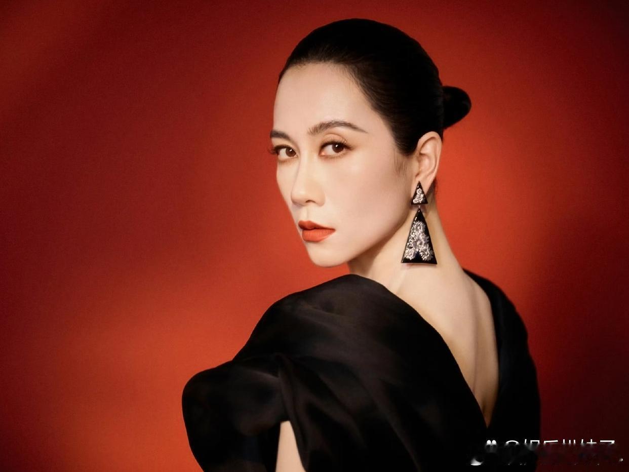 1.张嘉倪离婚的时候是拿到两个娃的抚养权和生活费的，至于那位渣男，想怎么玩都可以