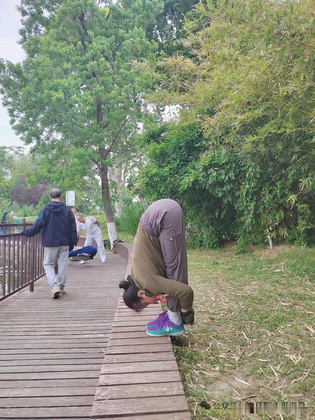这身体柔软功夫是练出来的吗？（有人说是天生的）要练多久？