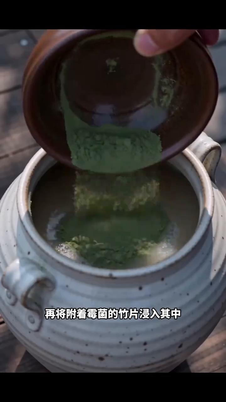 ·从树上摘下几个发霉的橘子，用竹片刮去腐烂表面的绿斑。·将芋头熬制放凉，汇入淘