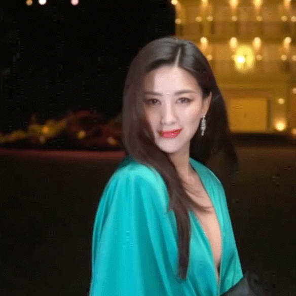 朱珠一切皆可控的松弛感真正的松弛感，不是漫不经心，而是像朱珠这样，在任何场合