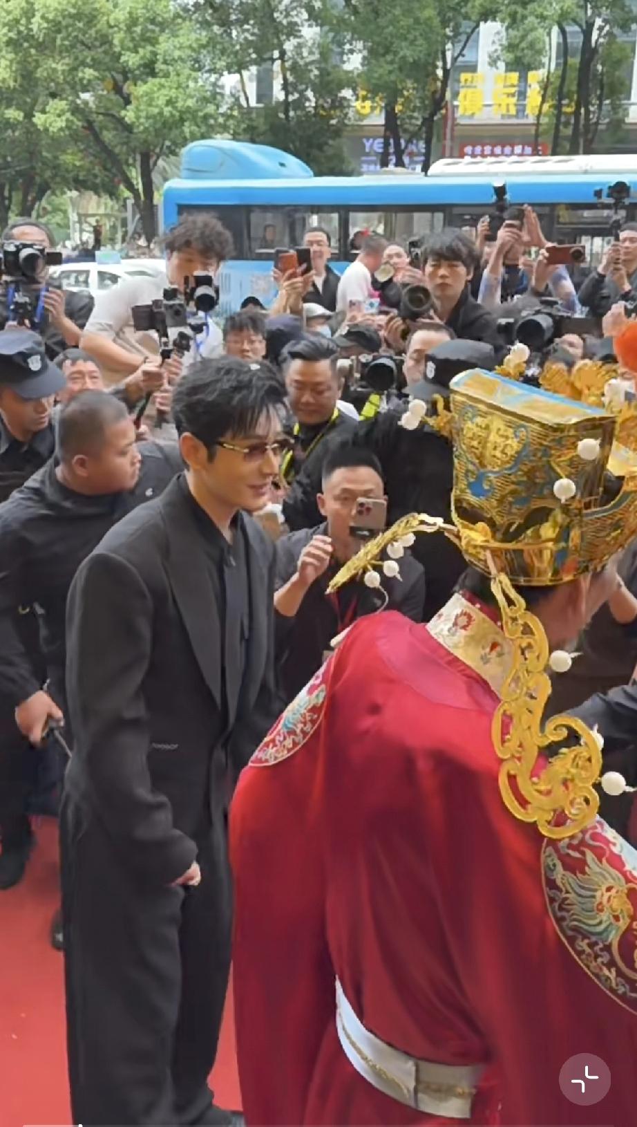 5月1日，黄晓明在贵阳被众人追捧后，悄悄一个人到贵阳机场坐在行李箱上，个子好矮腿