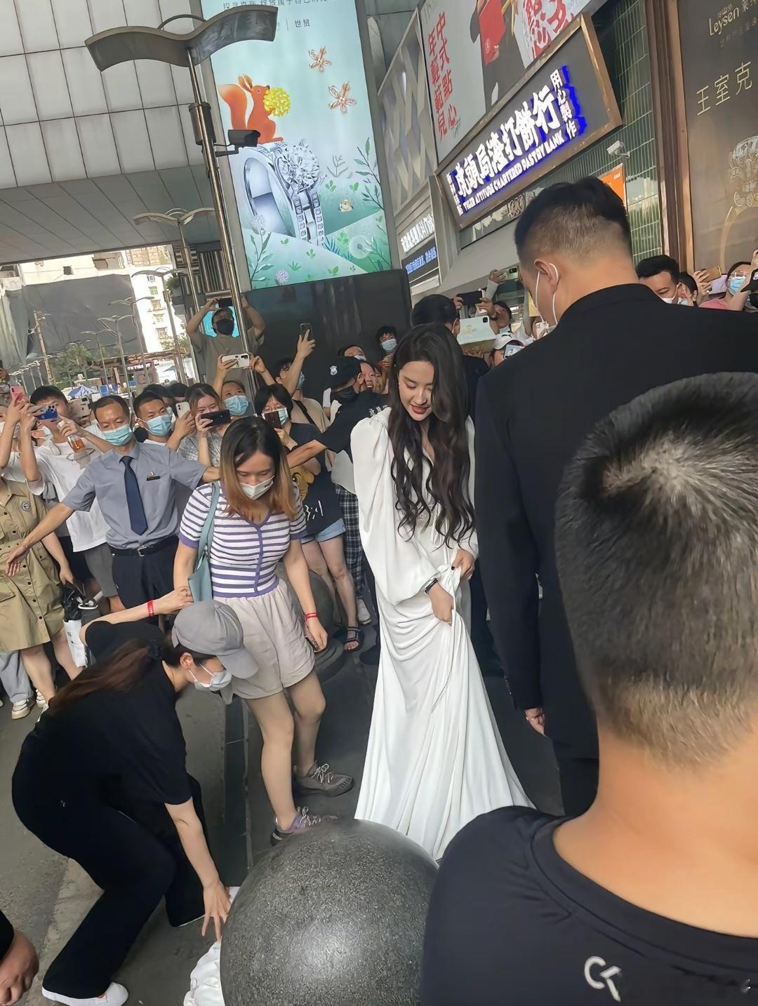 就这么随手一拍，刘亦菲这孩子就能美成这样！​​​