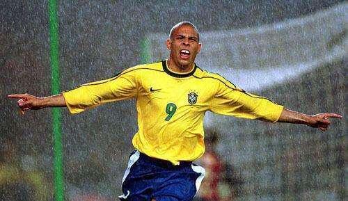 看到太多年轻球迷说，把自己换掉02年的罗纳尔多，巴西队照样能够夺冠，现在的年轻球