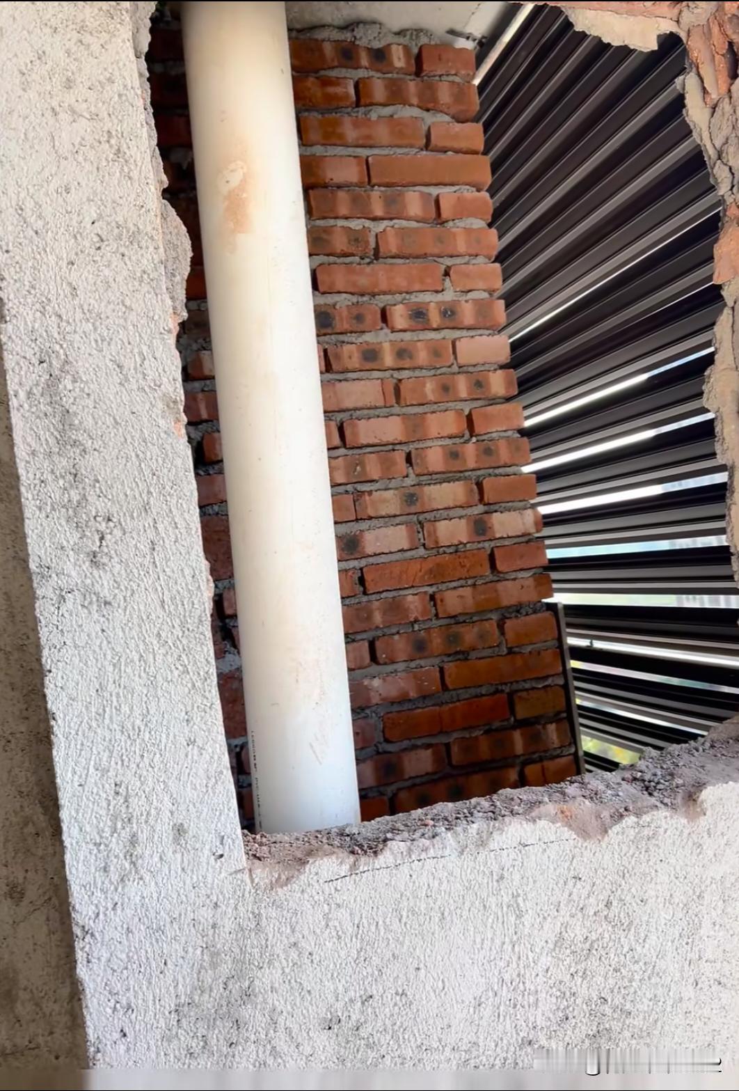 隔壁邻居太狠了，把共用空调外机占用砌墙了。终于装修了，但是隔壁把共用的空调外机