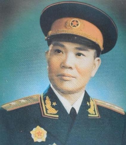 1955年，大授衔前，毛主席审阅拟选名单时，在少将名单中看到了韩伟的名字，不禁眉