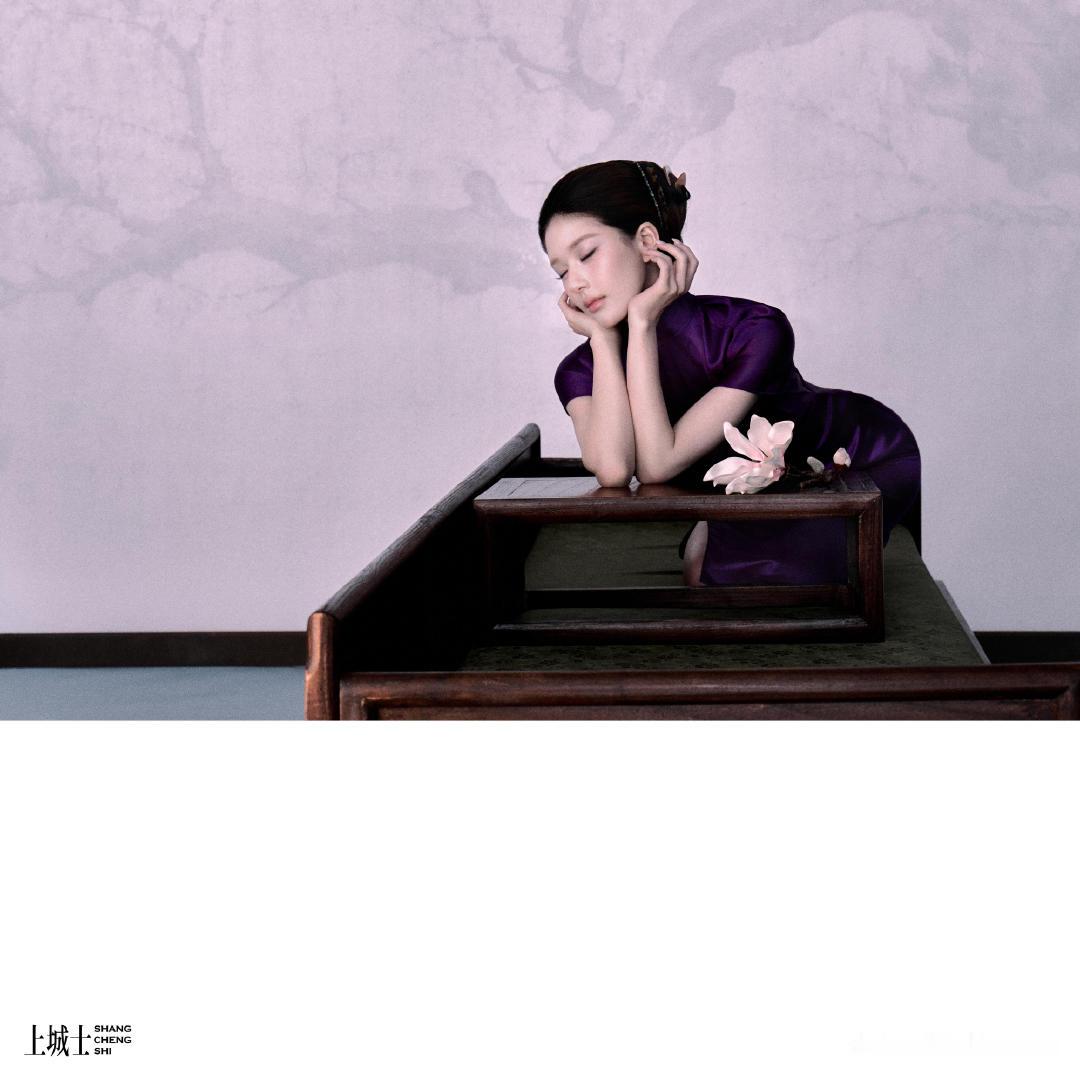 赵露思×《上城士》九月刊｜二度封面合作✨继上次故乡成都特辑之后，赵露思×《上城士》再次携手，解锁全新