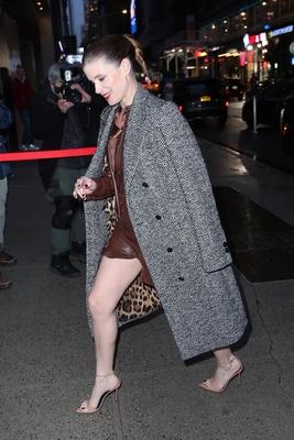 凯特·玛拉现身纽约街头穿棕色皮衬衫皮裤配灰色粗花呢大衣气质优雅，时尚性感