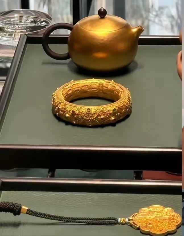 金莎的父亲70岁了，一直想看金莎成个家，有个属于自己的孩子。金莎今年43岁了，