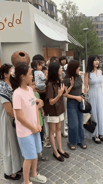 董洁又瘦又小，穿搭也普通，可就是跟其他人气质不一样啊！脸小真的是王道​​​