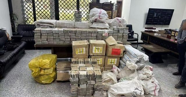 伊拉克军警一夜抓捕47名官员和议员，在农场里拼命挖，在地下4米深坑里发现670亿