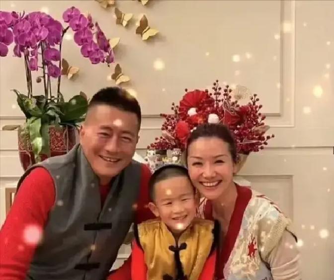 高曙光和江珊，离婚21年了，还能坐在一起给女儿高亦心鼓掌。这画面，你敢信？这