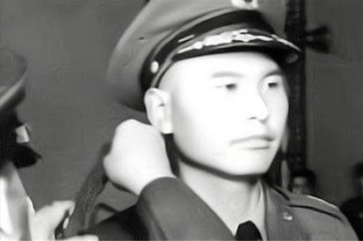 1957年，解放军副师长张清荣驾驶小渔船叛逃台湾。毛主席得知后大怒，立刻叫来公安
