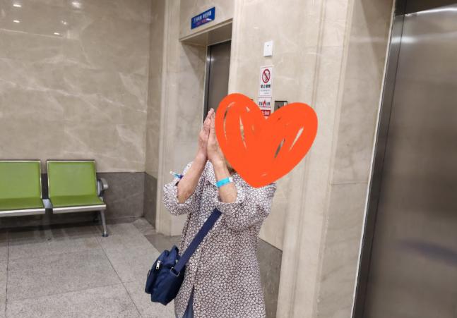 人老了，没钱还真不行。今天上午看完父亲回家等电梯，遇到一位86岁的老太太，她想去