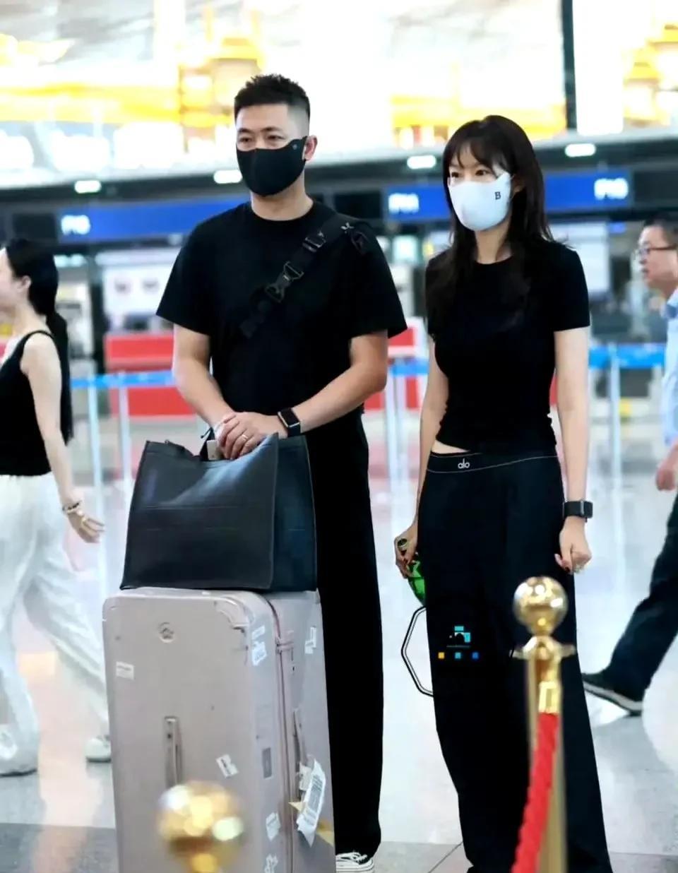 李艾夫妇机场同框，身高差超养眼！！1米77李艾与1米88老公现身机场，夫妻俩都