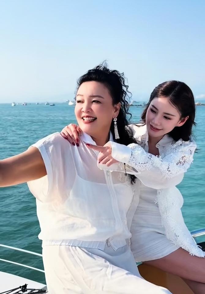 汪小菲的产房床头，摆着两个红包。一个烫金“汪”字，一个烫金“马”字。张兰当场