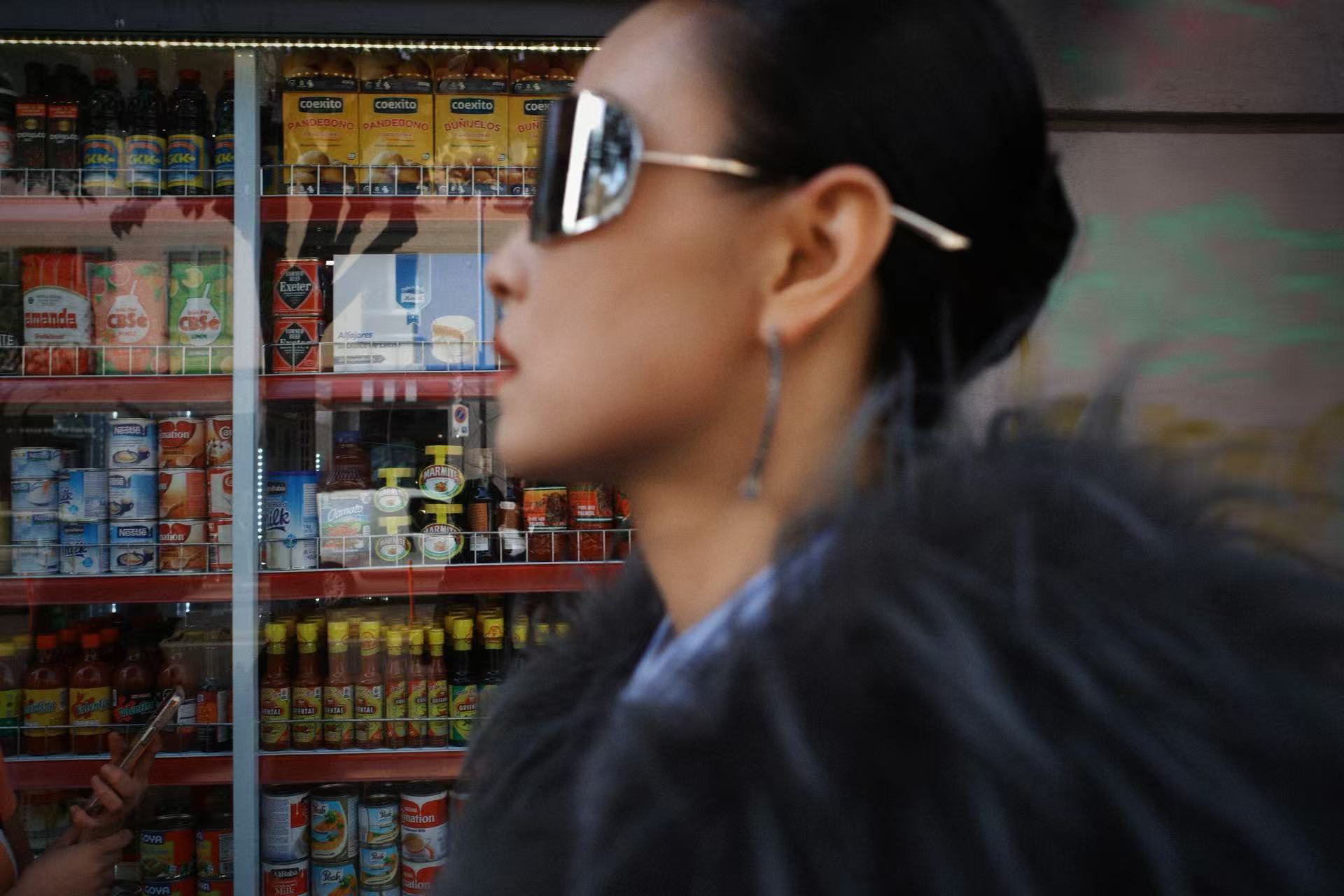 倪妮米兰街头的时髦精一眼心动这套米兰look，巨型毛领霸气，蓝条纹衬衫增添随性，