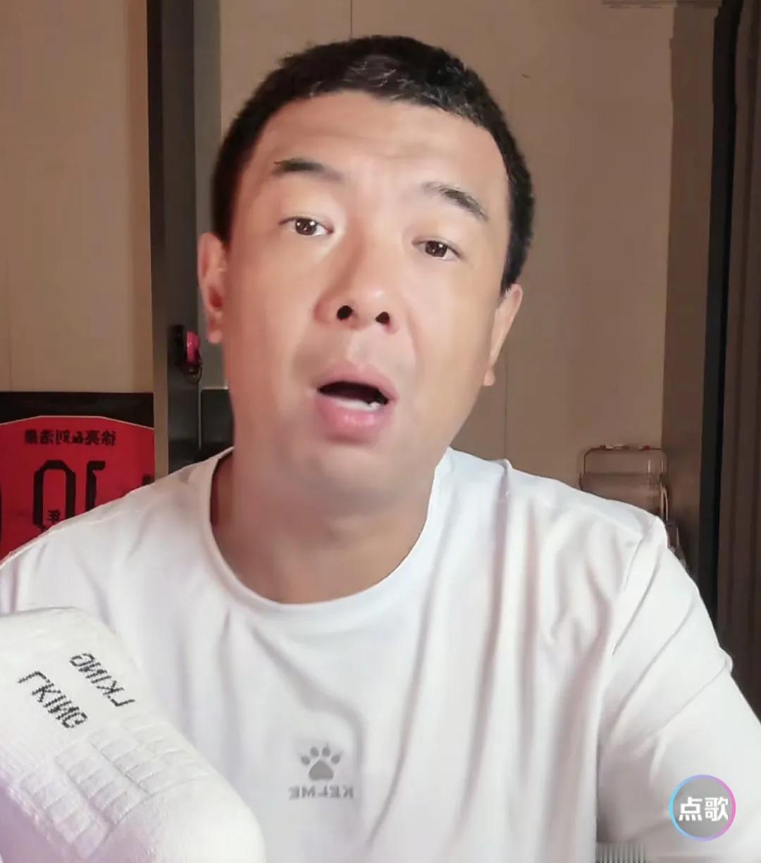 前国脚徐亮在直播间爆了一个料。他表示，现在他的老队友邵佳一当了国足主教练，他私