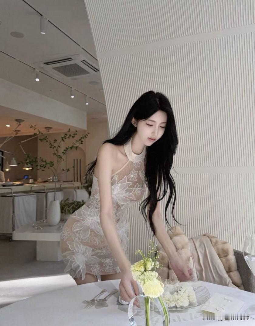 我今年27，男朋友比我大8岁。我们暧昧了一个月，现在正式在一起半个多月。他对我还