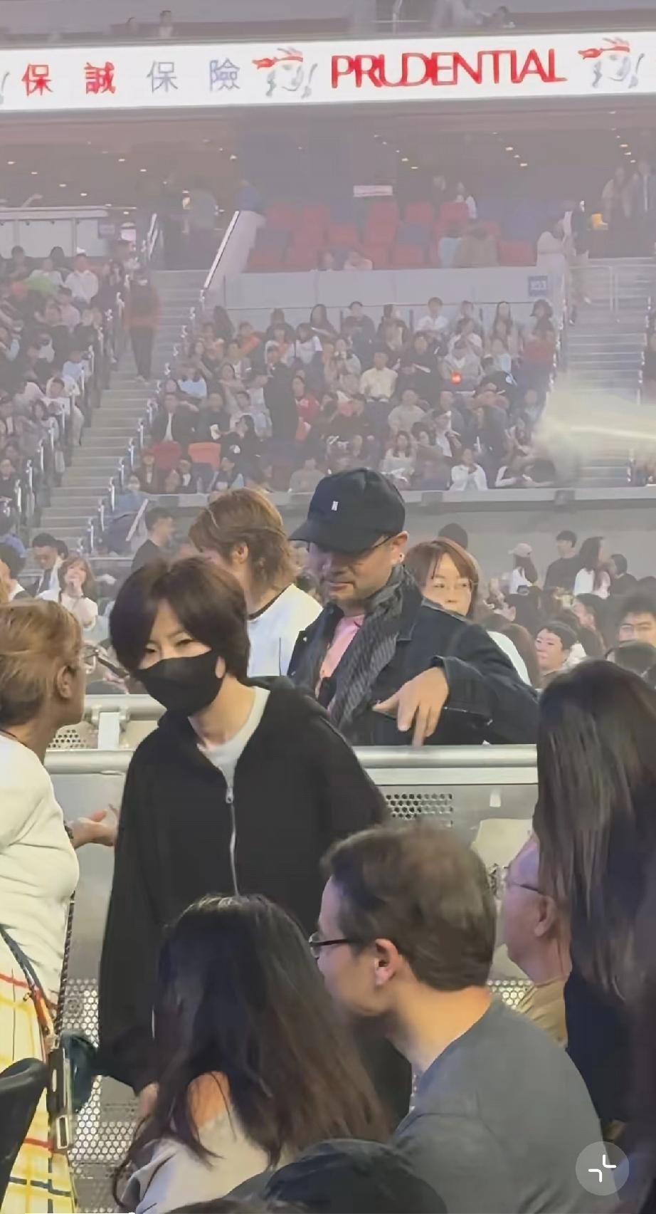 孙燕姿老公纳迪姆助阵其演唱会，穿着一年前的旧衣服，依然是胡须男！3月15日，