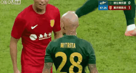 下面这个图片上的情况发生在刚刚结束的浙江与重庆的比赛上，中超决不能容忍这样的暴力