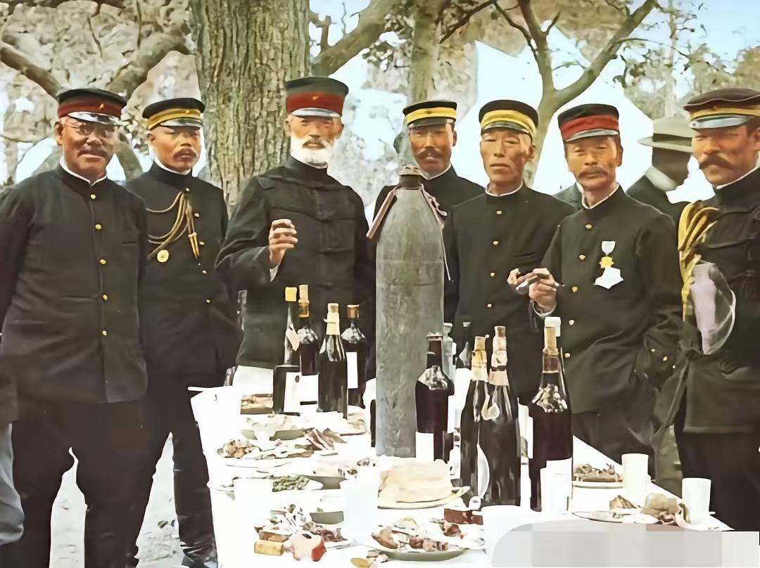 该照片拍摄于1905年，几位日军高级将领，正在户外开香槟，庆祝日俄战争胜利。餐桌