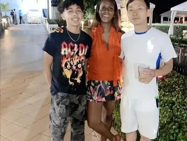 国青大腿--混血球员朱正的父亲来自福建的朱先生为了让儿子有祖国的认同感，告诉自己