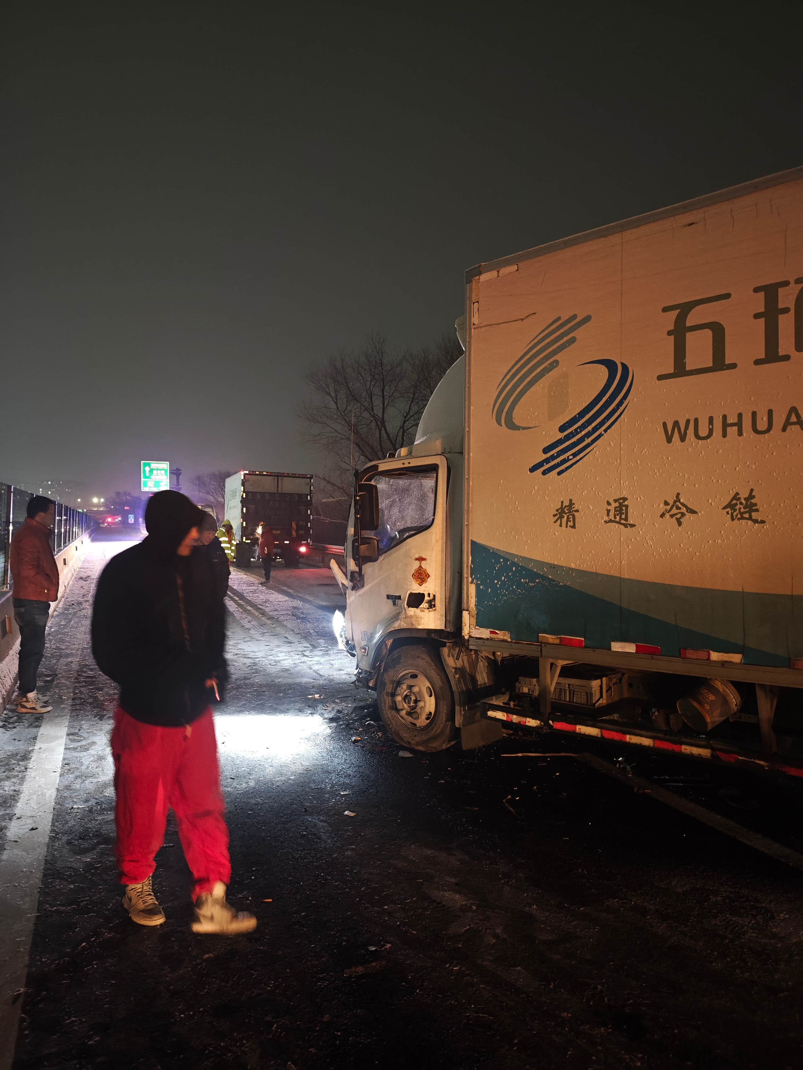 等了俩小时，待不住了，走着去看看情况，一个冷链车瘫在路中间，估计都等着救援车逆行