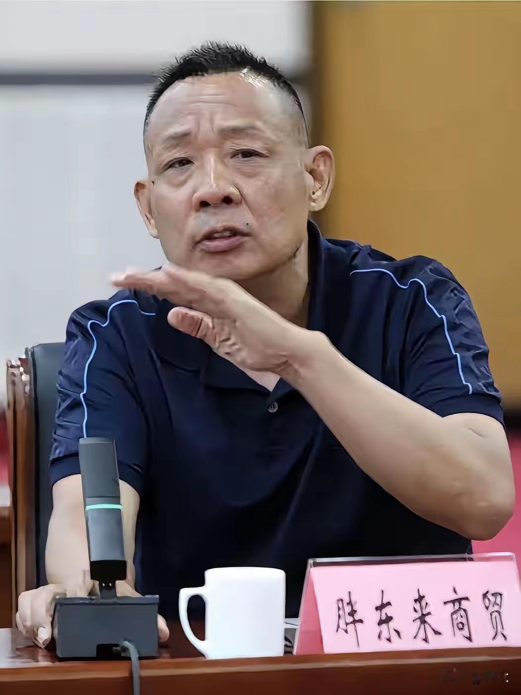 看到胖东来搞出个“四年合同制”，心里真不是滋味。以前大家捧它，是因为那份“把