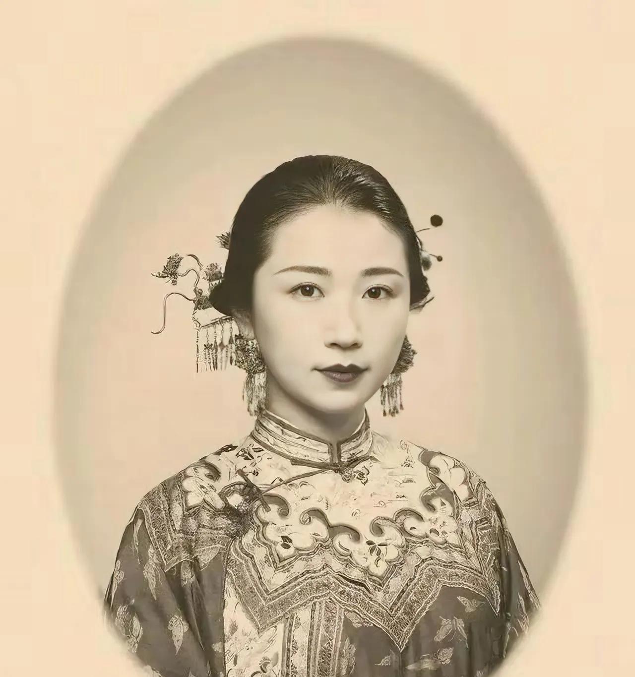 她，是张爱玲的奶奶，叫李菊藕，小家碧玉式的名字，却是个大家闺秀，乃李鸿章之掌上明