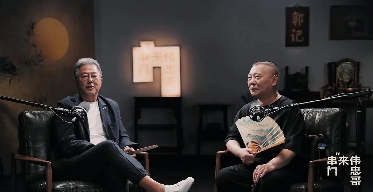 王伟忠来到天津采访郭德纲，俩人在聚光灯下侃侃而谈。有不少观众注意到，二人坐姿完