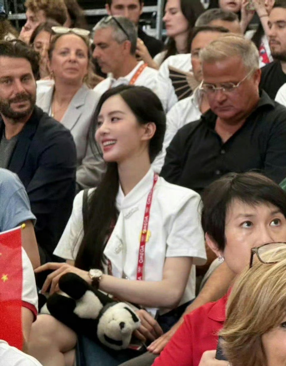网友说刘诗诗看个奥运也端着，化浓妆，伸脖子，对女明星这么恶意的吗？