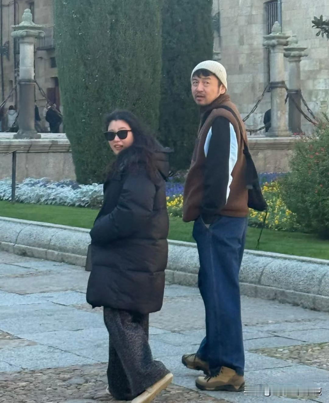 雷佳音戴着毛线帽，胡子拉碴的现身巴塞罗那艺术展，现在的雷佳音外形太粗犷邋遢了，邋