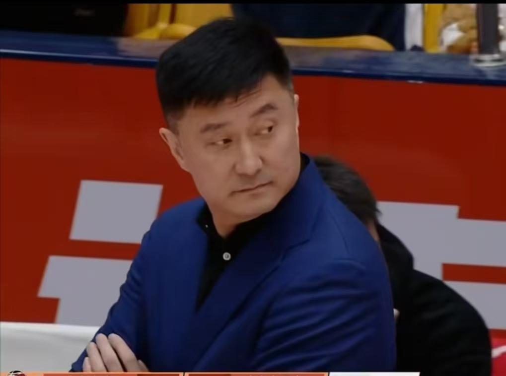 广东男篮可千万别换掉杜锋教练，让他再执教广东队十年八年的吧因为目前没人比他更