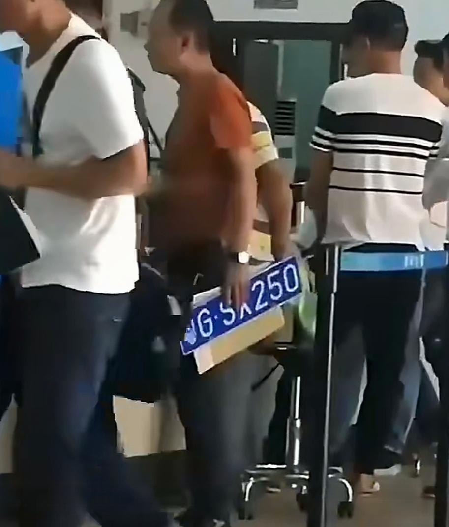 “这该怎么办”？一位广东老哥，一脸沉重的拿着刚领到的车牌到车管所大厅要求更换。