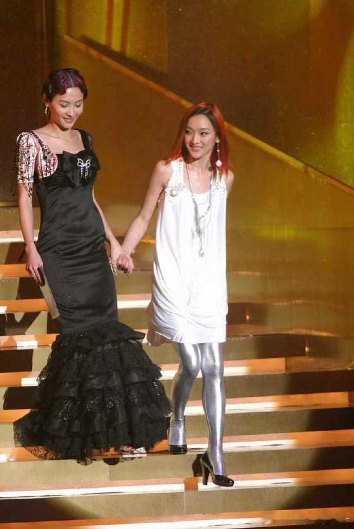 2005年第24届香港电影金像奖颁奖典礼，张柏芝与周迅颁发最佳男主角，梁朝伟凭《