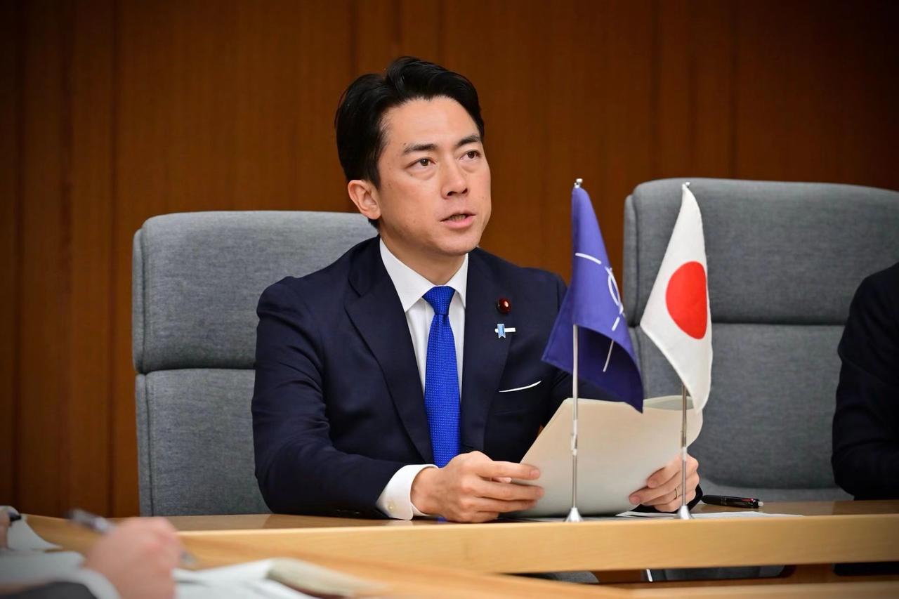 小泉进次郎的“手套戏码”又穿帮了！小泉进次郎最近怕是“戏精”附身——今天又拿