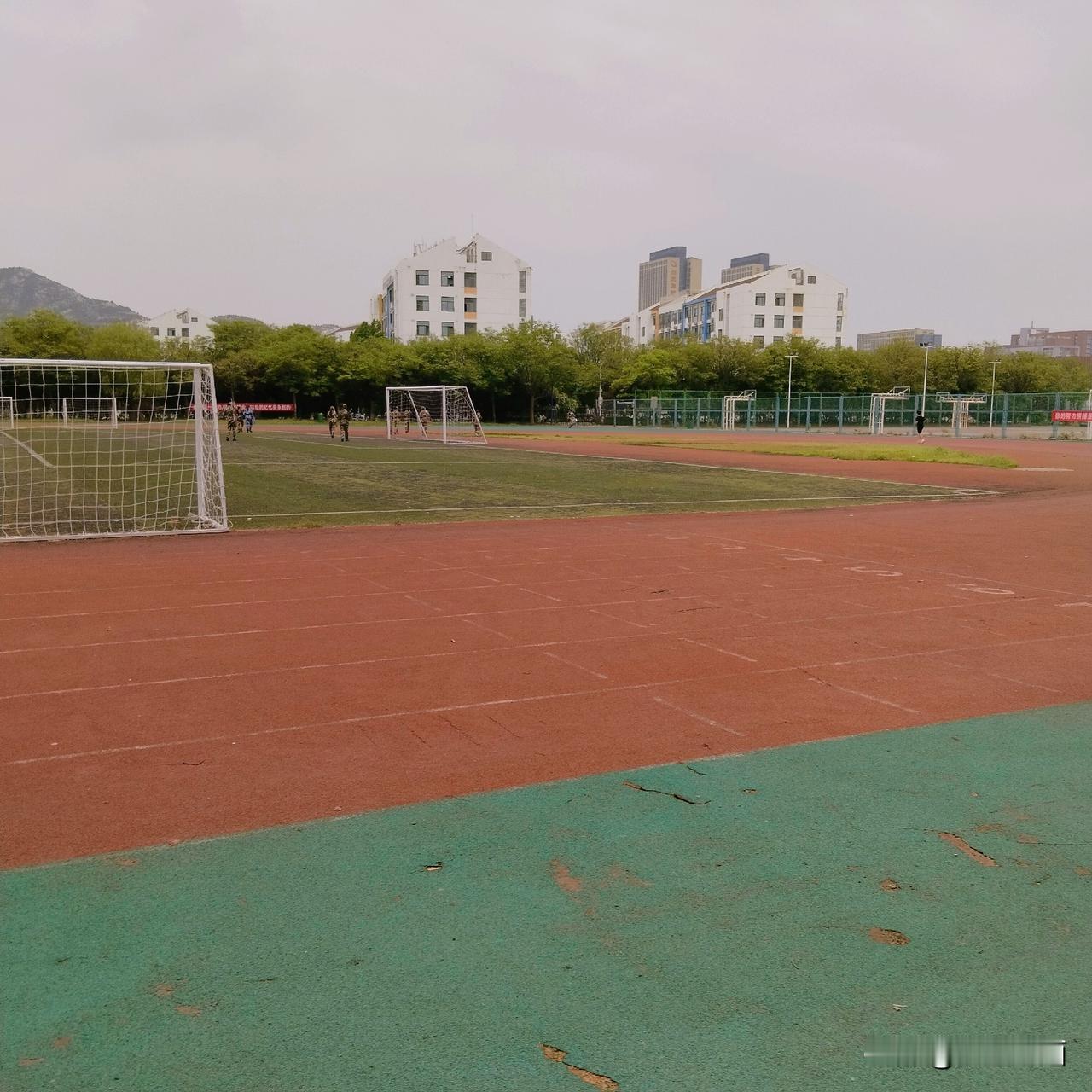 15天不得已停跑，今早继续跑步。6公里跑下来，用60/%的气力，安然无恙。可