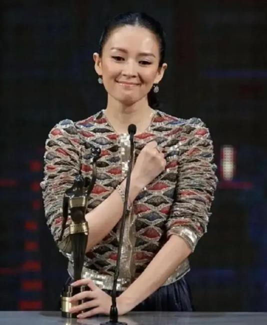2024年，她站在领奖台上，台下坐着她的"引路人"张艺谋，全场都在等她感谢恩师，
